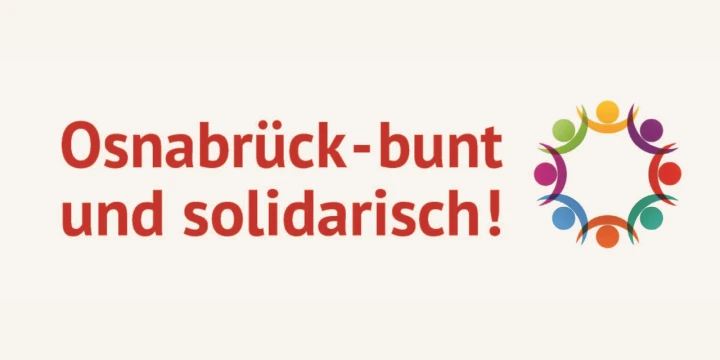 Roter Schriftzug "Osnabr&uuml;ck-bunt und solidarisch!" auf beigem Hintergrund. Rechts daneben ein stilisiertes buntes Kreis-Symbol aus sechs abstrahierten Figuren in Gr&uuml;n, Lila, Rot, Blau und Gelb, die sich an den H&auml;nden halten.