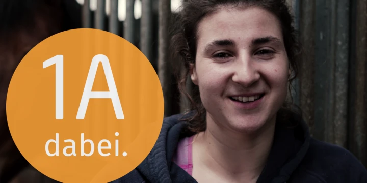 Ein Bild mit Josefina Kranzmann und dem 1A Logo, ein Arbeitsmarkt f&uuml;r alle.