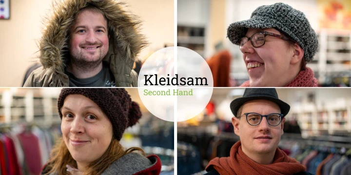 Collage aus vier Bildern von Personen in einem Second-Hand-Laden. Kleidung: Winterjacken, Schals, H&uuml;te und M&uuml;tzen. Mittig ein rundes Logo mit der Aufschrift "Kleidsam Second Hand". Im Hintergrund Kleiderstangen mit bunter Kleidung.
