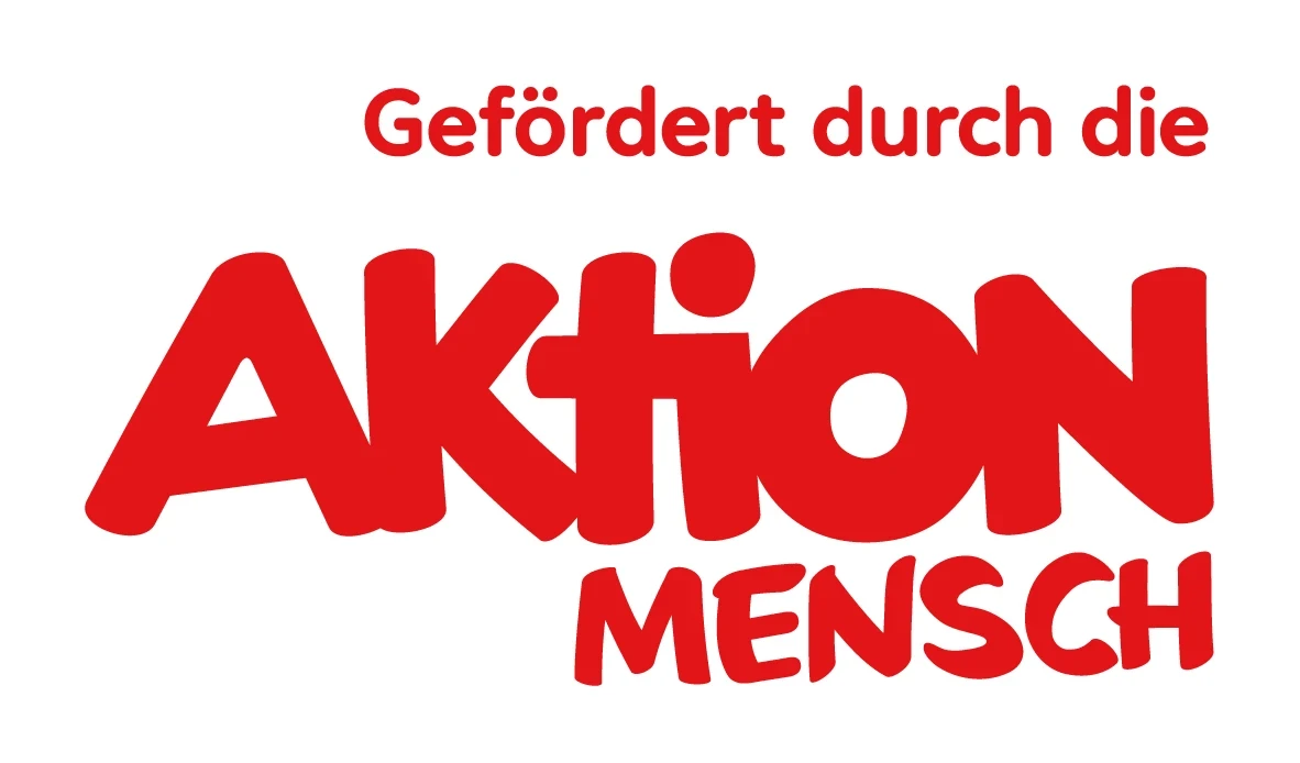 Roter Schriftzug &bdquo;Gef&ouml;rdert durch die AKTION MENSCH&ldquo;. Das Wort "AKTION" ist gro&szlig; und in einer verspielten, dicken Schrift geschrieben, w&auml;hrend &bdquo;Gef&ouml;rdert durch die&ldquo; und &bdquo;MENSCH&ldquo; in d&uuml;nnerer, weniger hervorgehobener Schrift dar&uuml;ber und darunter stehen. Text auf wei&szlig;em Hintergrund.