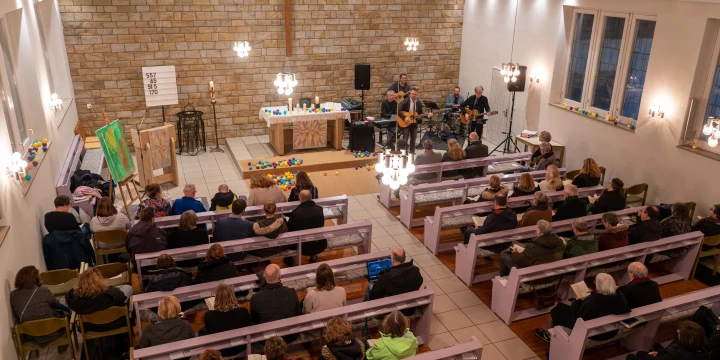 Blick von oben auf die G&auml;ste des Neujahrsgottesdienstes