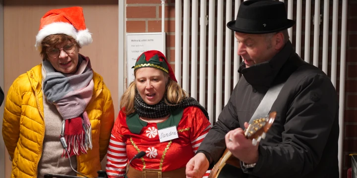 Drei Menschen singen Nikolauslieder.
