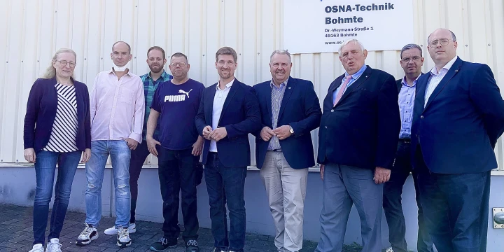 9 Personen vor der Einrichtung OSNA-Technik Bohmte.