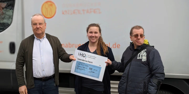 Die &Uuml;bergabe des Spendenschecks an die Osnabr&uuml;cker Tafel.