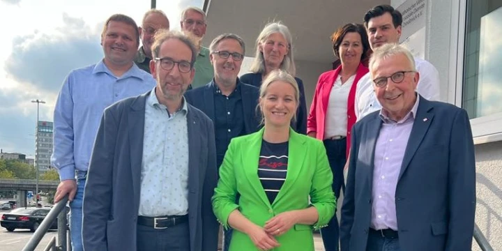Ein Gruppenbild der Gespr&auml;chsteilnehmer zum Thema: "Osnabr&uuml;cker Betreuungsvereine hoffen auf zus&auml;tzliche Gelder."
