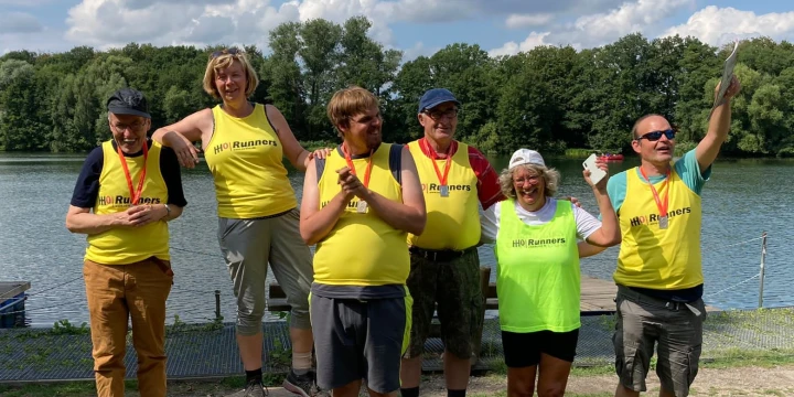 Ein Bild mit mehreren HHO-runners. 3 von Ihnen auf einem Podest.