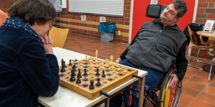 Zwei Menschen am schachspielen.