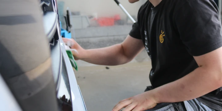 Dennis Playmeyer poliert die Sto&szlig;stange eines Wohnmobils
