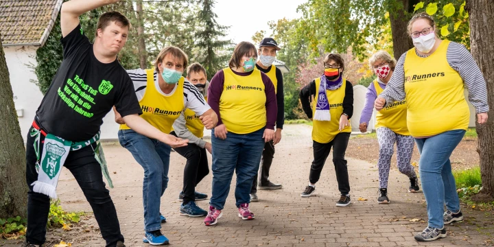 Eine Personengruppe mit Laufleibchen