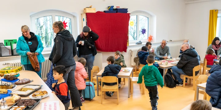 Kinder, Eltern und Mitarbeiter der Kita Altes Wasserwerk in einem Kita-Raum.