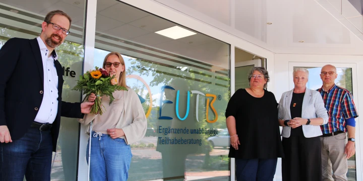 Ein Gruppenfoto, vor den R&auml;umlichkeiten der erg&auml;nzenden, unabh&auml;ngigen Teilhabeberatung in Oesede.
