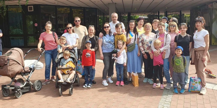Ukrainische Familien und die Ukraine Lotsin, vor dem Eingang des Zoos Osnabr&uuml;ck.