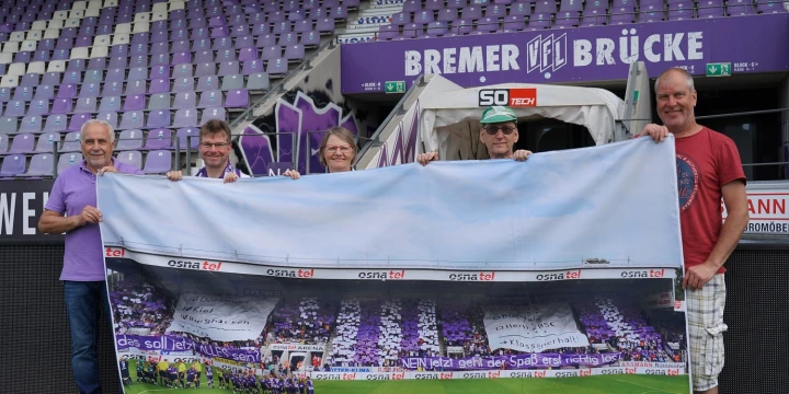 Die Vertreter des Metallzentrums der HHO, mit dem &uuml;bergebenen Leinwand-Bild, aus dem VIP-Raum der Bremer Br&uuml;cke.