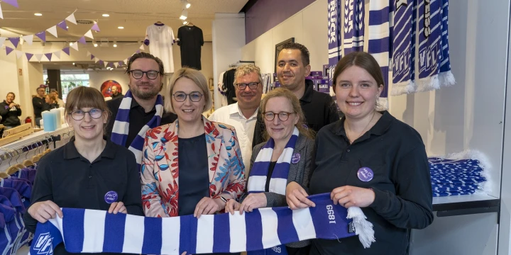 Gruppenbild im VFL-Fanshop des Stadtgalerie Cafe&acute;s mit Mirjam Benkowitz, Dr. Michael Welling, Katharina P&ouml;tter, Holger Elixmann, Dr. Cornelia Kammann, Bj&ouml;rn Schacht und Leonie Risse.