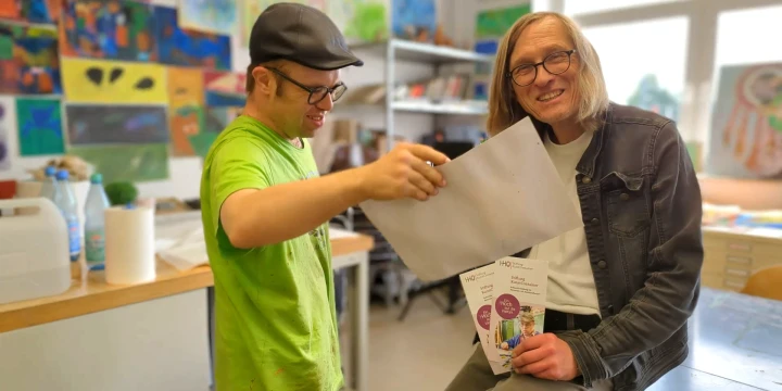 Christoph Seidel und ein Teilhner des KunstContainers.