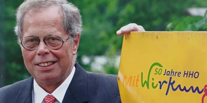 Wilfried Windm&ouml;ller mit Plakat "50 Jahre HHO"