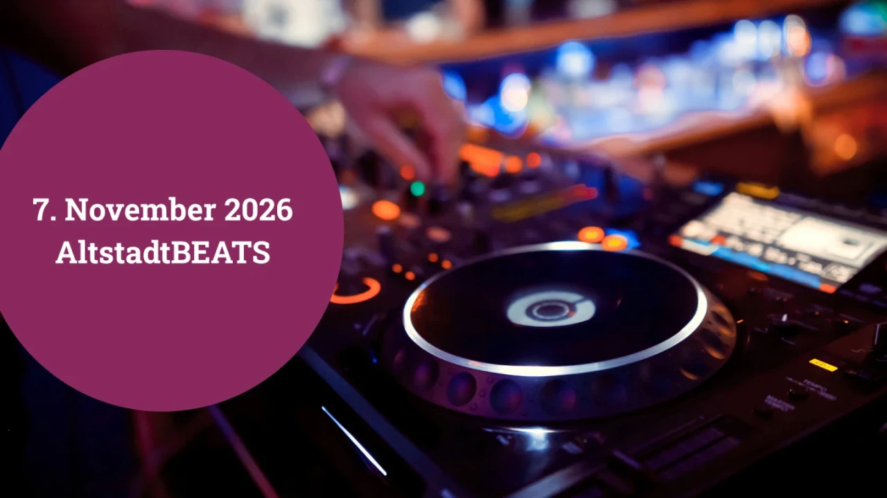 Lila Kreis mit wei&szlig;em Text "7. November 2026 AltstadtBEATS" links im Bild, im Hintergrund eine DJ-Konsole mit verschiedenen Bedienelementen und einem beleuchteten Plattenteller, eine Hand bedient die Konsole, verschwommenes buntes Licht im Hintergrund.