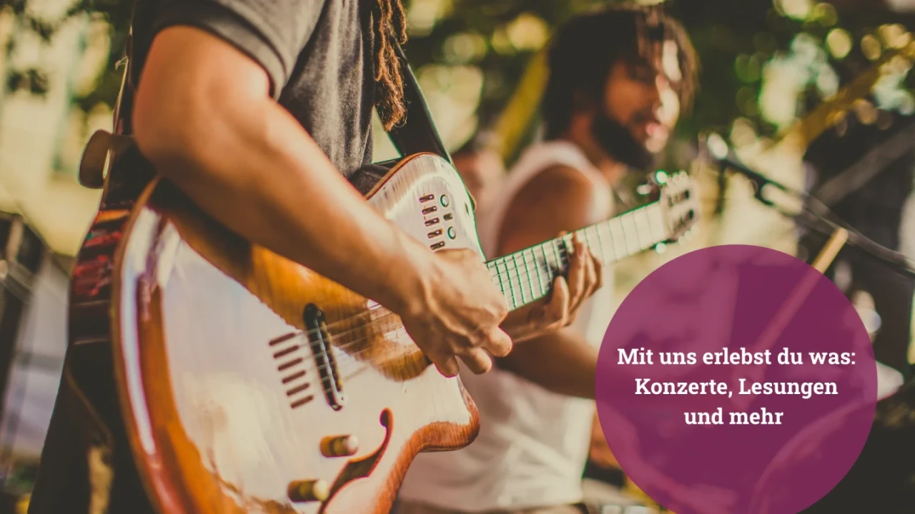 Zwei Personen musizieren im Freien, im Fokus das Spiel einer braunen E-Gitarre mit gl&auml;nzendem Korpus, ein S&auml;nger mit Mikrofon im Hintergrund leicht unscharf. Rechts lilafarbener Kreis mit wei&szlig;em Text: "Mit uns erlebst du was: Konzerte, Lesungen und mehr".