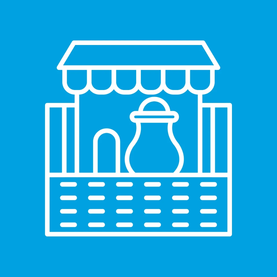 Wei&szlig;e, minimalistische Illustration eines Marktstandes mit stilisiertem Baldachin, links einer offenen T&uuml;r und rechts eines gro&szlig;en Gef&auml;&szlig;es, umgeben von Zaunstreben, auf hellblauem Hintergrund.
