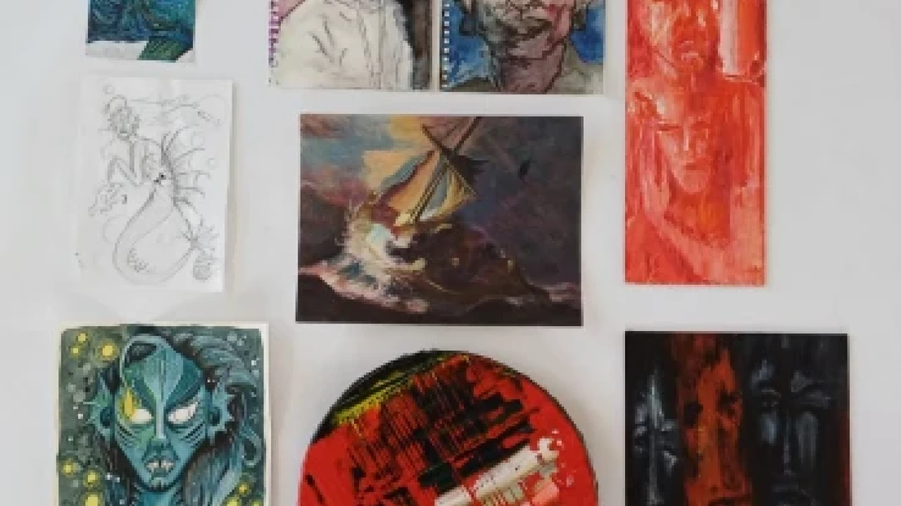 Verschiedene Kunstwerke auf wei&szlig;em Untergrund arrangiert, darunter Portraits, abstrakte Zeichnungen, eine Segelbootszene und ein runder, rot-schwarz-gelb bemalter Gegenstand. Werke umfassen Skizzen, farbige Malereien und Mischtechniken in unterschiedlichen Gr&ouml;&szlig;en.