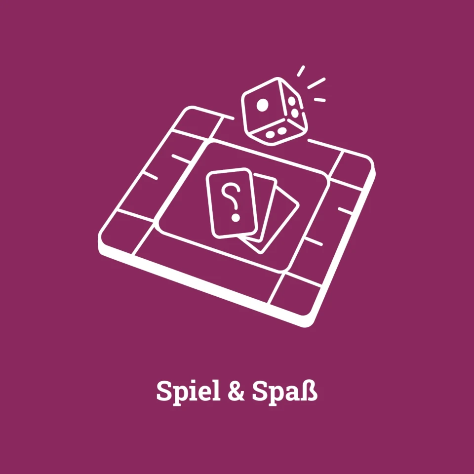 Wei&szlig;e Illustration eines quadratischen Spielbretts mit aufgedruckten Feldern, zwei Karten mit einem Fragezeichen darauf und einem geworfenen W&uuml;rfel, aus dem Linien das W&uuml;rfeln andeuten. Darunter der Text &bdquo;Spiel & Spa&szlig;&ldquo; auf einem lilafarbenen Hintergrund.