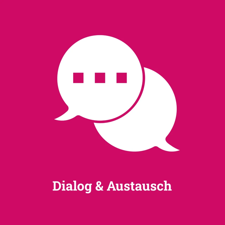 Wei&szlig;e Sprechblasen-Icons, eine mit drei Punkten gef&uuml;llt, &uuml;berlappen sich auf einem magentafarbenen Hintergrund. Unterhalb der Sprechblasen steht der Text &bdquo;Dialog & Austausch&ldquo; in wei&szlig;er Schrift.