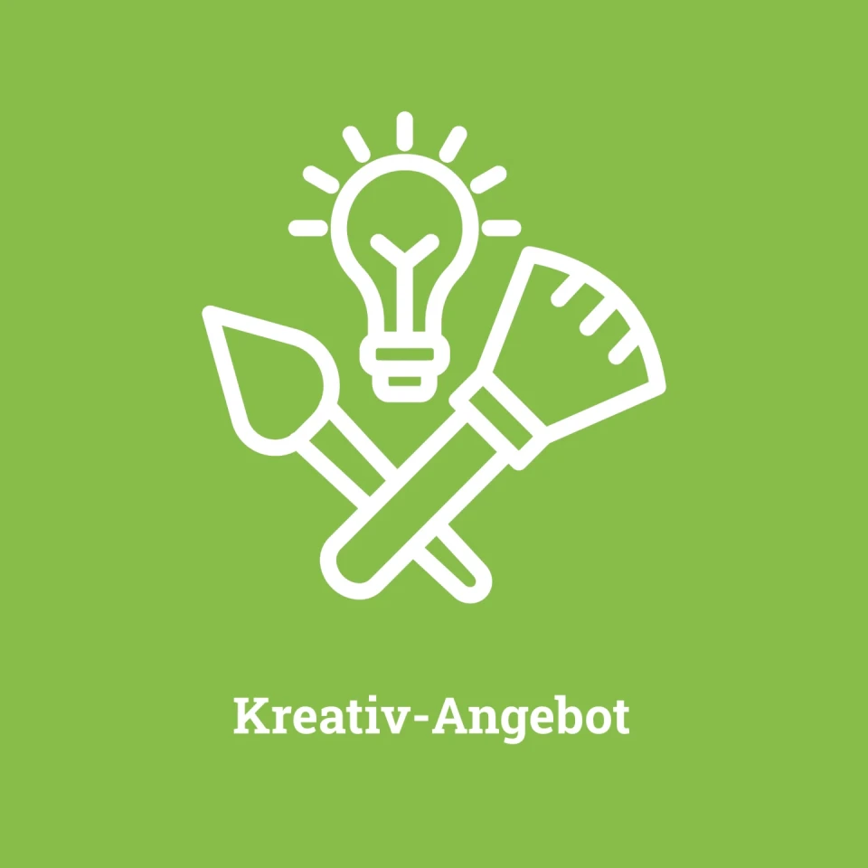 Wei&szlig;e Symbole einer Gl&uuml;hbirne, eines Pinsels und eines Malerpinsels, die sich &uuml;berschneiden, auf hellgr&uuml;nem Hintergrund. Unter den Symbolen der Text &bdquo;Kreativ-Angebot&ldquo; in wei&szlig;er Schrift.