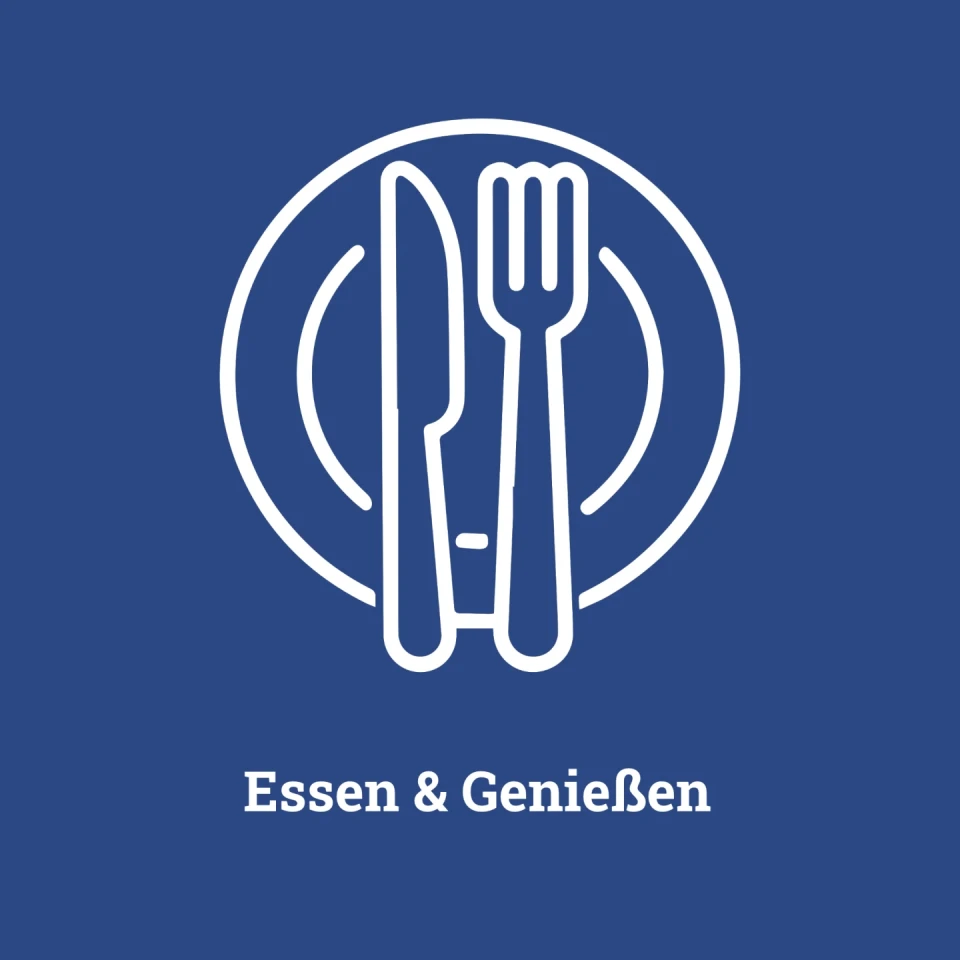 Wei&szlig;e Piktogramm-Darstellung eines Tellers, Gabel und Messer, auf blauem Hintergrund. Unter dem Symbol steht der Text &bdquo;Essen & Genie&szlig;en&ldquo; in wei&szlig;er Schrift.