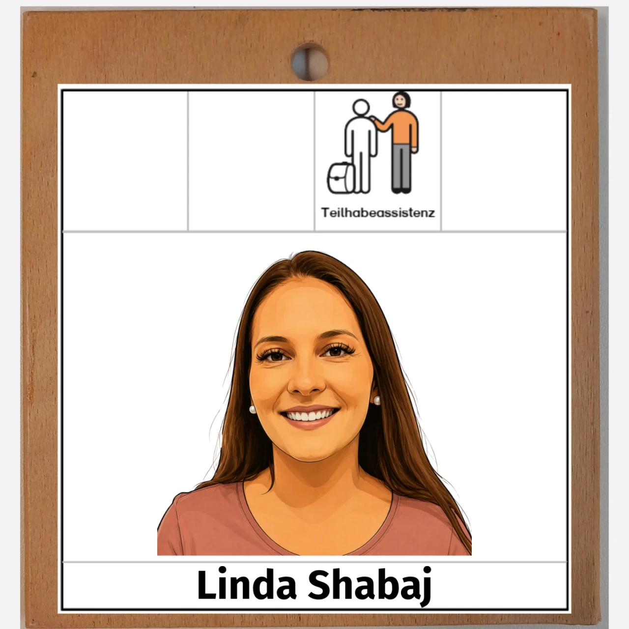 Illustration einer l&auml;chelnden Frau mit langen, braunen Haaren vor einem wei&szlig;en Hintergrund. Oben ein Symbol mit zwei Personen, eine h&auml;lt eine Tasche, daneben der Text &bdquo;Teilhabeassistenz&ldquo;. Unten der Name &bdquo;Linda Shabaj&ldquo; auf wei&szlig;em Balken. Holzrahmen mit Lochhalterung.