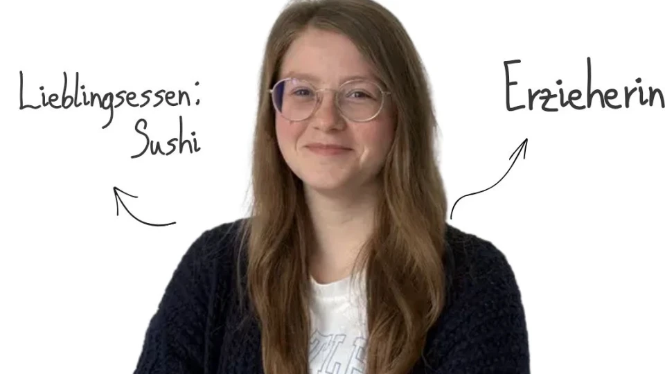 Junge Frau mit langen braunen Haaren und Brille, tr&auml;gt eine wei&szlig;e Bluse und eine dunkle Strickjacke, verschr&auml;nkt die Arme und l&auml;chelt. Text oben: "Hallo, ich bin Lara Grothmann!". Links: "Lieblingsessen: Sushi" mit Symbol einer Schale. Unten links: "Backen" mit Sch&uuml;sselsymbol. Rechts: "Erzieherin". Unten rechts: "Hunde-Liebe" mit Symbol eines Hundes. Hintergrund wei&szlig;.