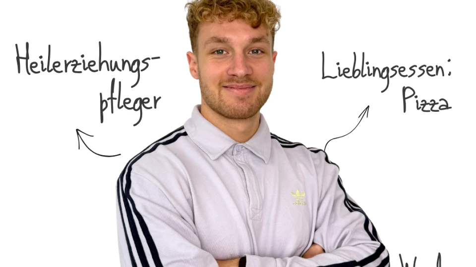 Ein Mann mit verschr&auml;nkten Armen tr&auml;gt ein wei&szlig;es Polohemd mit schwarzen Streifen auf den &Auml;rmeln und gelbem Adidas-Logo. &Uuml;berschrift: "Hallo, ich bin Tom Bauer!". Umgebungstext: "Heilerziehungspfleger", "Lieblingsessen: Pizza", "Gro&szlig;e Fu&szlig;ballliebe" (illustrierter Fu&szlig;ballspieler), "Werder Bremen &hearts; Fan".