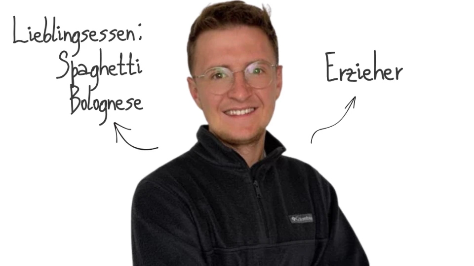 Wei&szlig;er Hintergrund, Text "Hallo, ich bin Lasse Grewe!" in schwarzer Schrift oberhalb. Schwarzer Pullover mit verschr&auml;nkten Armen. Beschriftungen: "Lieblingsessen: Spaghetti Bolognese" links, "VfL Osnabr&uuml;ck ❤️ Fan" unten links, "Erzieher" rechts, "gro&szlig;e Fu&szlig;ballliebe" unten rechts mit Fu&szlig;ballsymbol.