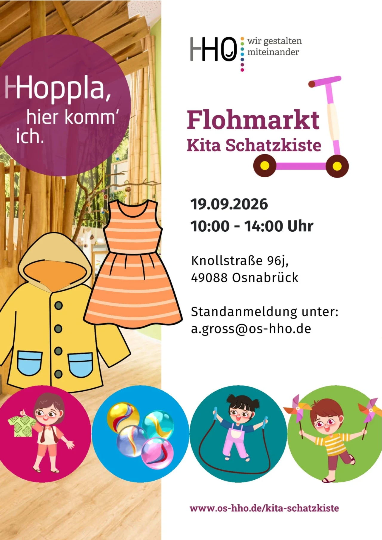 Werbeposter f&uuml;r einen Flohmarkt in der Kita Schatzkiste. Links ein Bildbereich mit Holzelementen im Raumhintergrund, dar&uuml;ber ein violett-kreiser Text "Hoppla, hier komm&rsquo; ich.". Darunter eine grafische gelbe Kinderjacke und ein orange-wei&szlig; gestreiftes Kleid. Rechts Textbereich: "Flohmarkt Kita Schatzkiste&ldquo;, 19.09.2026, 10:00 &ndash; 14:00 Uhr, Knollstra&szlig;e 96j, 49088 Osnabr&uuml;ck." Standanmeldung per E-Mail (a.gross@os-hho.de). Unten f&uuml;nf bunte Kreise mit Illustrationen von Kleidung, Murmeln und Kindern beim Spielen. Logos oben rechts: "HHO - wir gestalten miteinander". Website unten: www.os-hho.de/kita-schatzkiste.