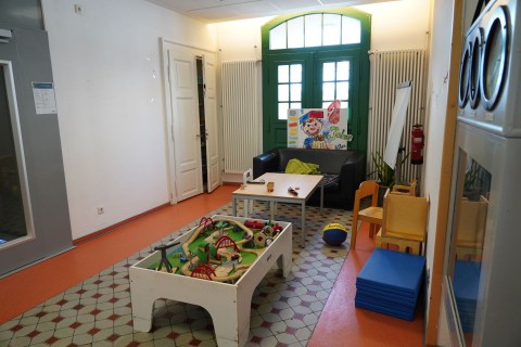 Innenraum mit Spieltisch, Sofa, Tisch und weiteren Spielmöglichkeiten