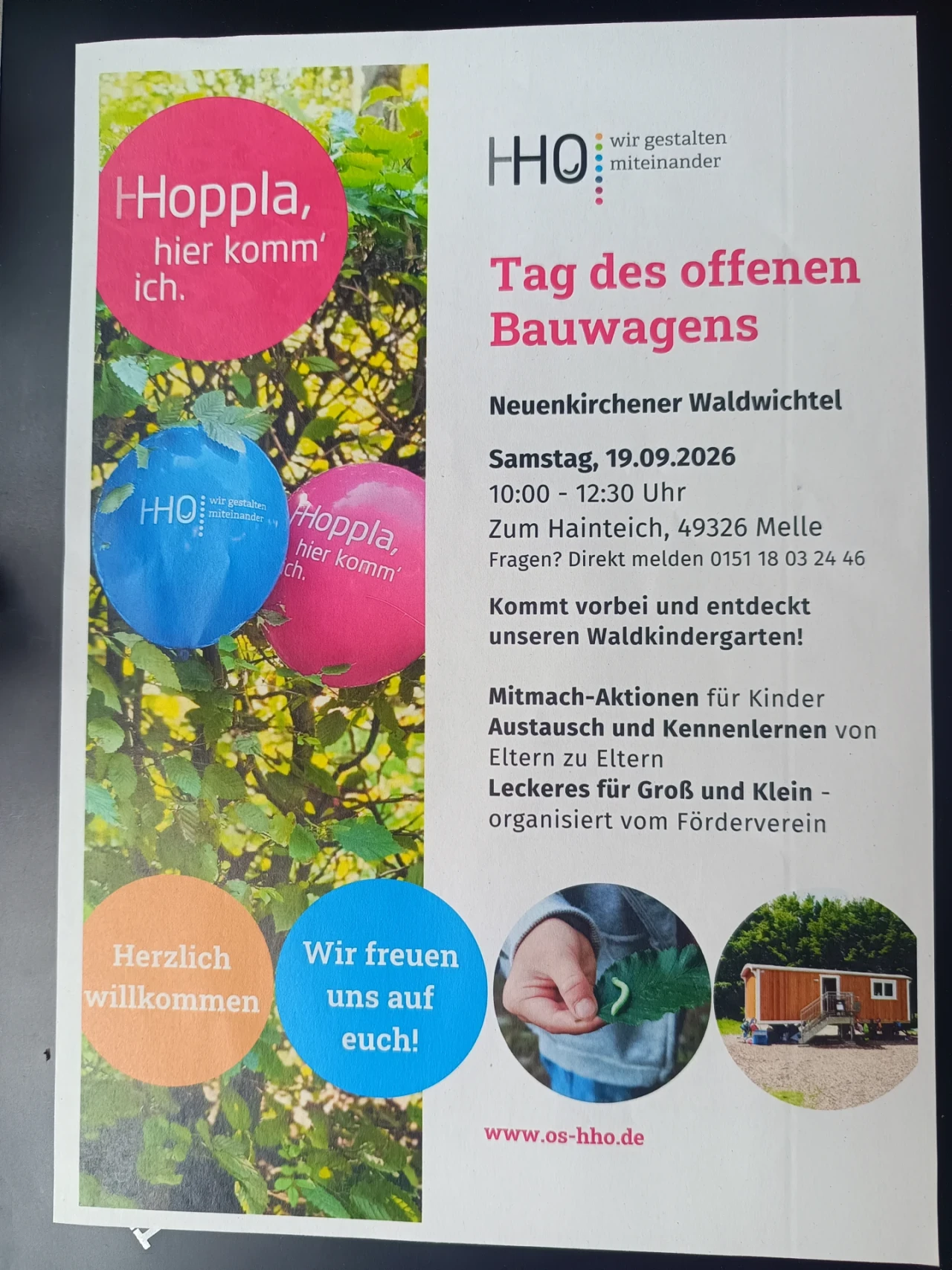 Flyer mit dem Titel "Tag des offenen Bauwagens" und dem Logo "HHO - wir gestalten miteinander". Links oben runde farbige Motive: ein pinker und ein blauer Kreis mit Text "Hoppla, hier komm&rsquo; ich." Rechts darunter Veranstaltungshinweise: "Neuenkirchener Waldwichtel", Datum: 19.09.2026, Uhrzeit: 10:00 - 12:30 Uhr, Adresse: Zum Hainteich, 49326 Melle. Inhalte: Mitmach-Aktionen, Austausch von Eltern, Essen und Kennenlernen. Rechts unten Bilder: Kinderhand h&auml;lt gr&uuml;nes Bastelobjekt, in der Ferne ein Bauwagen. Website: www.os-hho.de.