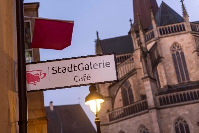 Außenansicht des Schilds des StadtGalerie Cafés
